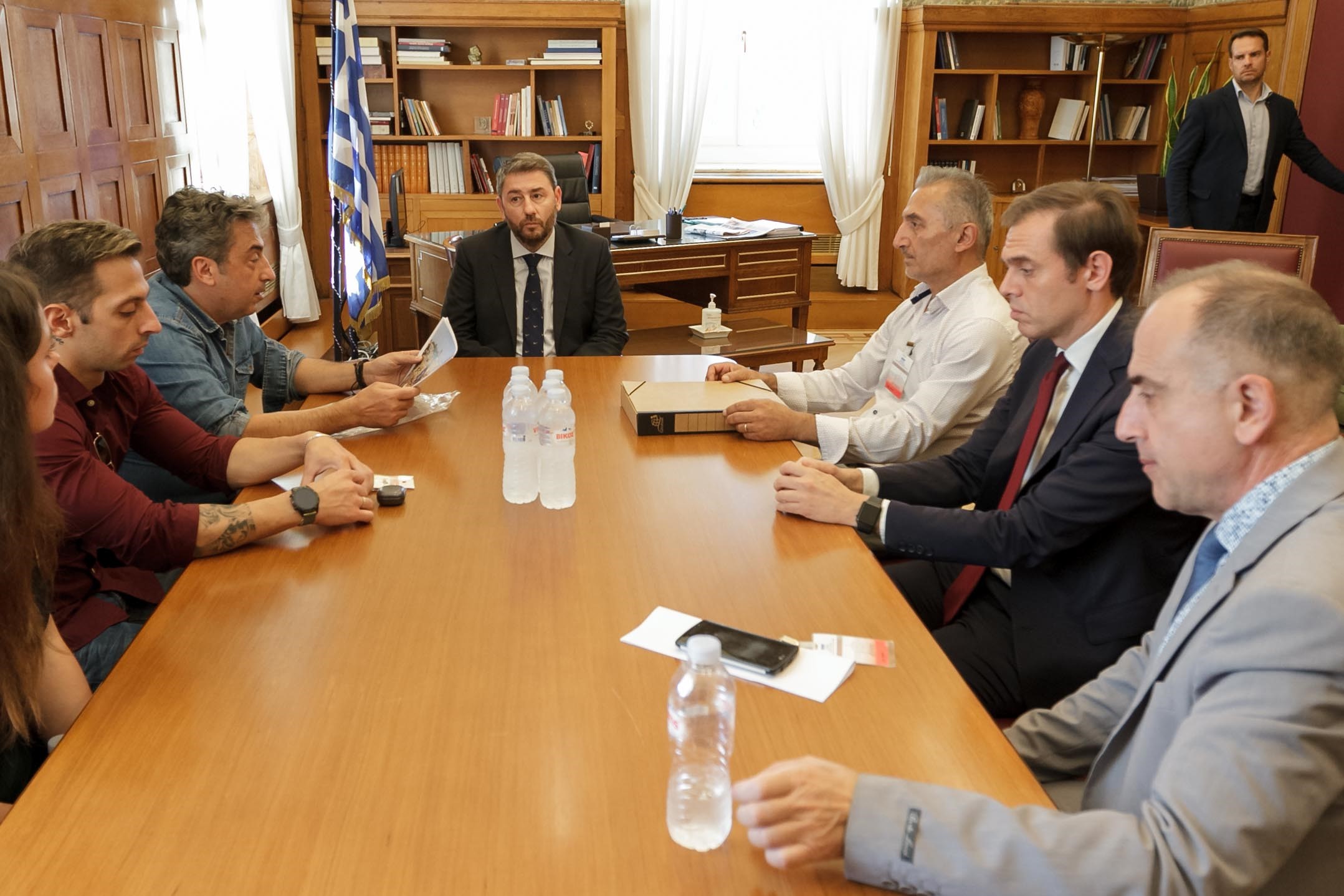 Συναντήθηκε με συγγενείς θυμάτων της τραγωδίας στα Τέμπη